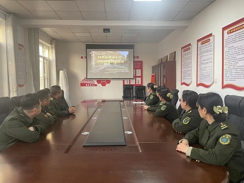 2观看隧道安全宣传视频照片.jpg 2观看隧道安全宣传视频照片.jpg