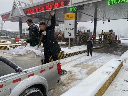 4撒布融雪剂图片.jpg 4撒布融雪剂图片.jpg