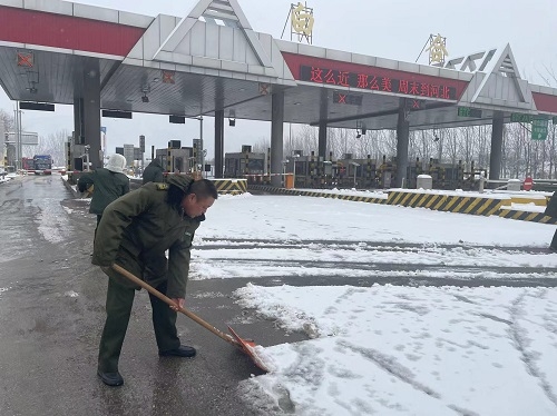 5唐县收费站积极做好除雪保畅工作图片.jpg 5唐县收费站积极做好除雪保畅工作图片.jpg