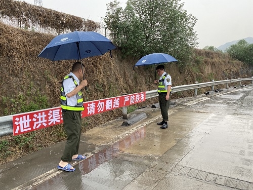 2白合收费站组织开展雨中巡查照片.jpg 2白合收费站组织开展雨中巡查照片.jpg