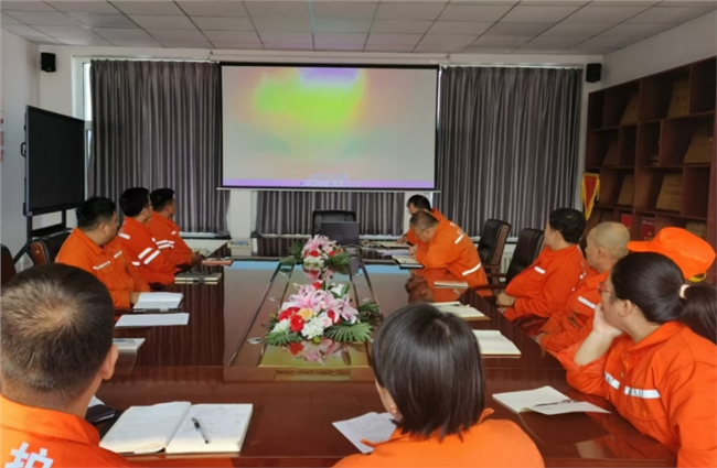 观看消防警示教育片.jpg 观看消防警示教育片.jpg