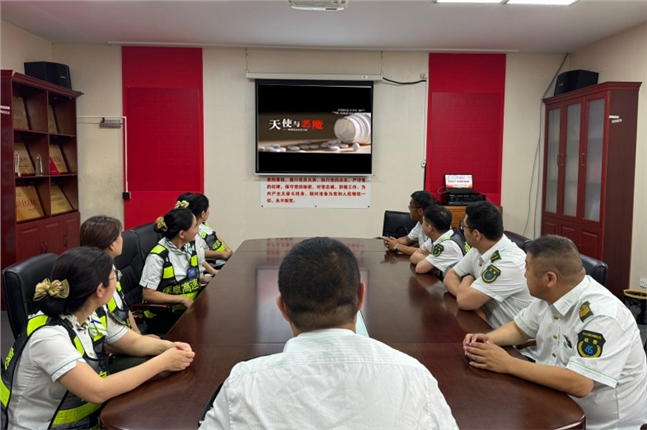 观看禁毒宣传片.jpg