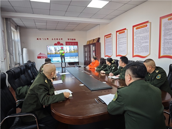 2026.01.20白合收费站组织观看《突发事件上报指引》照片.jpg